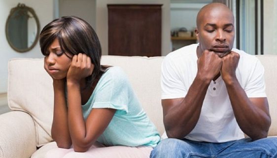 زن و شوهر در حالت قهر و ناراحتی که ممکن است ناشی از تمایل به تماشای پورنوگرافی باشد