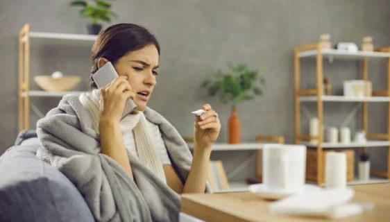 صحبت‌کردن خانم با تلفن در حالت بیماری برای درخواست مرخصی استعلاجی