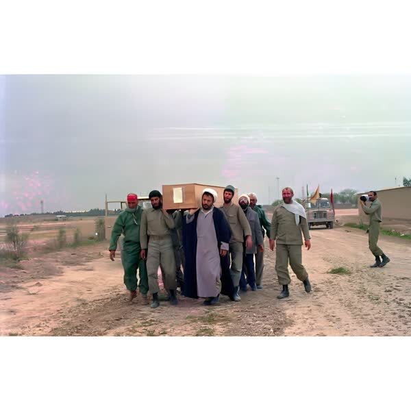 1710491589 229 تصویری از روحانی محبوب زیر تابوت فرمانده در جبههعکس