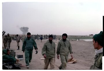 تصویری از روحانی محبوب زیر تابوت فرمانده در جبهه+عکس