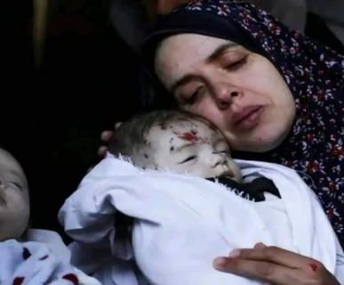 وداع اشک آلود یک مادر اهل غزه با نوزادش+عکس