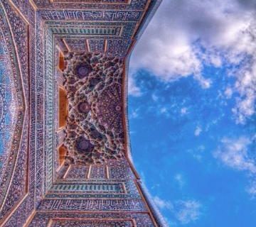 مقرنس‌های زیبای ورودی مسجد جامع یزد در دل آبی آسمان+عکس