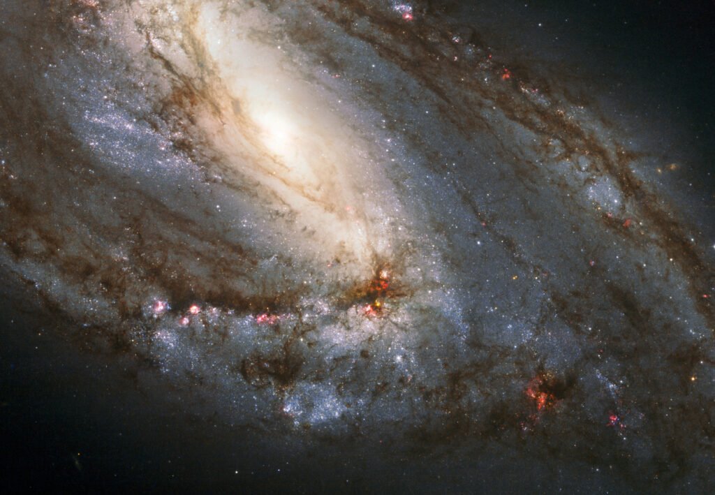 مسیه 66 که با نام NGC 3627 نیز شناخته می‌شود، درخشان‌ترین کهکشان از سه کهکشان سه‌گانه لئو است