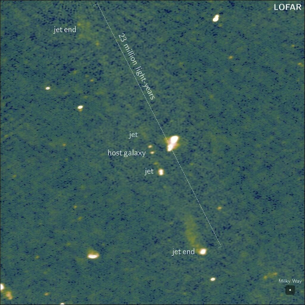 در این تصویر تلسکوپ LOFAR، پورفیریون را به همراه کهکشان میزبانش می‌بینیم.
