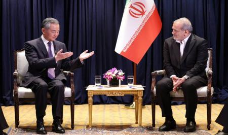 قابی از دیدار وزیر خارجه چین با رئیس جمهور