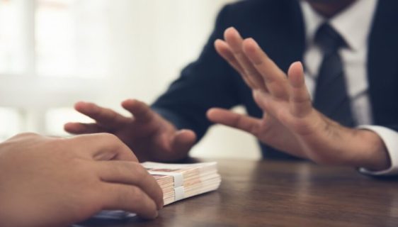 ۵ دلیل که رییس شما مانع پیشرفت شغلی شما می‌شود + راه غلبه بر این موانع