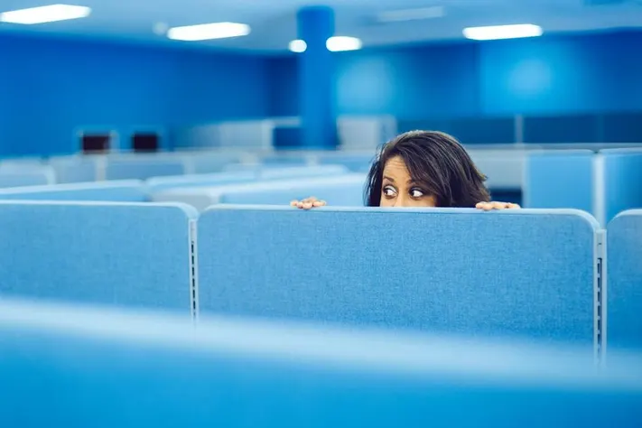 نگاه یواشکی زن پشت صندلی های آبی